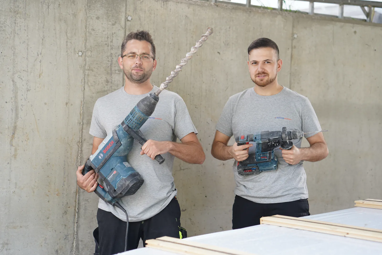 Elektro Schmidt: zwei Elektriker mit Werkzeug